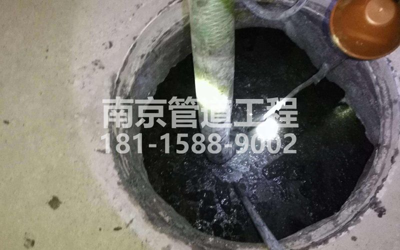 216锁一清理化粪池