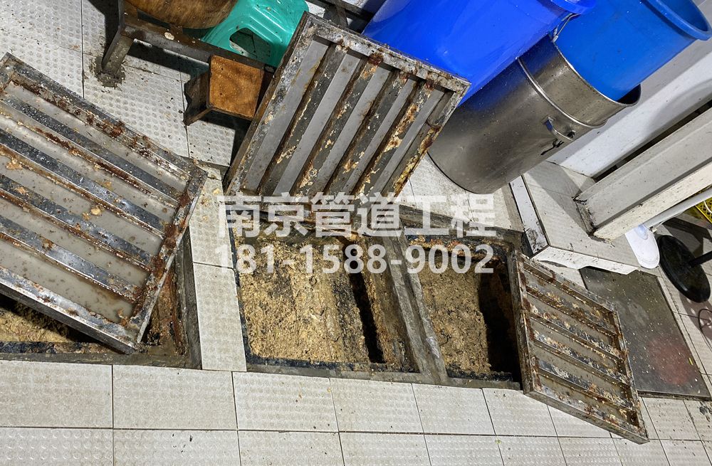 278锁一城管中队食堂隔油池清理