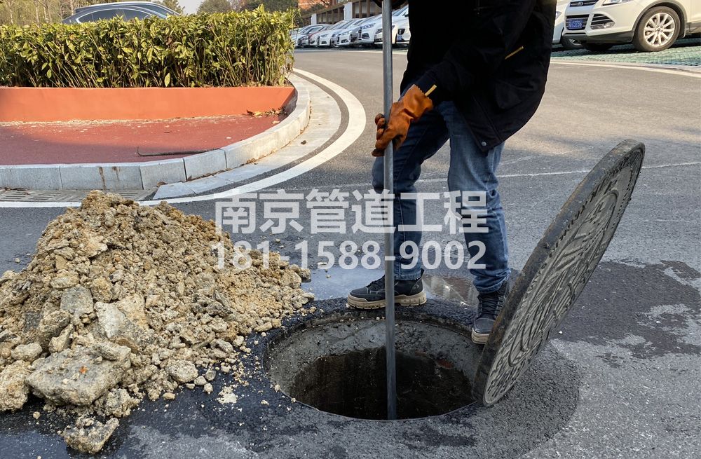 306锁一管道油块清理